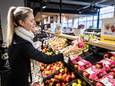 Voedingstherapeut en foodblogger Nora French gaat naar de supermarkt om voor 11 euro boodschappen te kopen, om een kind een week lang gezond te laten ontbijten en lunchen.
