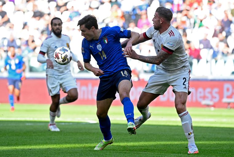 Toby Alderweireld verdedigt op de Italiaan Federico Chiesa, in Turijn. Beeld Photo News