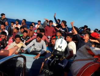 Geredde migranten wachten al week om haven binnen te varen: “Wanhoop is zo groot dat sommigen overboord willen springen”