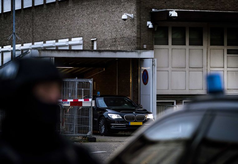 Een beveiligde auto verlaat de bunker in Amsterdam-Osdorp. Beeld Remko de Waal/ANP
