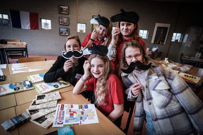 Toekomstige leerlingen van het Liemers College worden rondgeleid. Onderweg zijn er allemaal leuke dingen te doen.