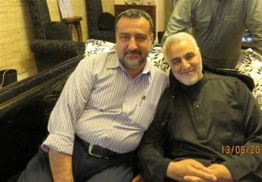     Il signor Radhi Mousavi (a sinistra) qui con il maggiore generale iraniano Qassem Soleimani, ucciso dagli Stati Uniti alcuni anni fa.