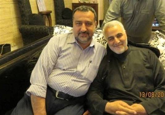     Il signor Radhi Mousavi (a sinistra) qui con il maggiore generale iraniano Qassem Soleimani, ucciso dagli Stati Uniti alcuni anni fa.