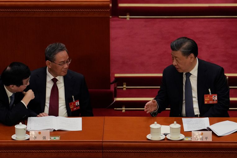 Li Qiang (tweede van links) in gesprek met president Xi Jinping dinsdag tijdens het Volkscongres in Beijing.  Beeld AP