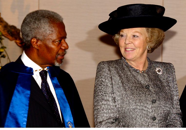 Kofi Annan samen met toenmalig koningin Beatrix. Beeld ANP