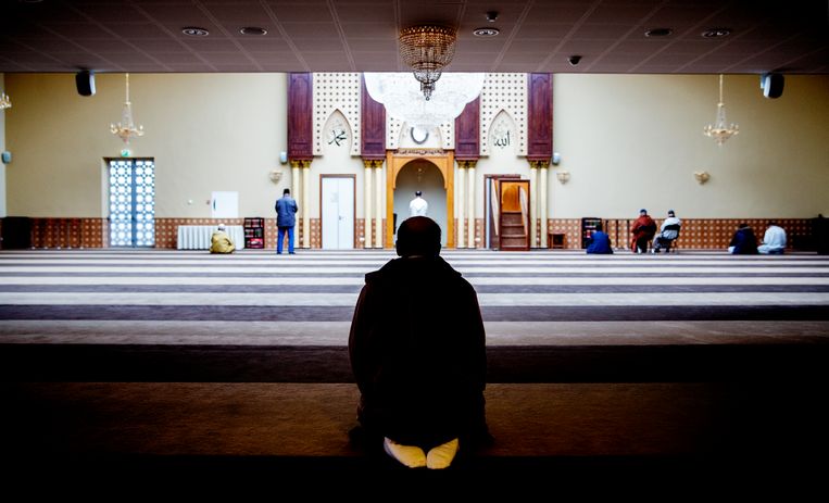 Moslims tijdens het vrijdaggebed in de Marokkaanse moskee en Islamitisch Centrum, Imam Malik in Leiden.  Beeld ANP