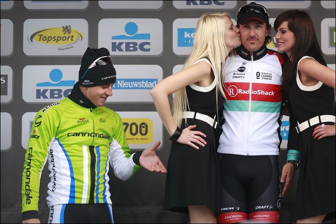 Peter Sagan tijdens het incident met bloemenmeisje Maja Leye, die Cancellara kust na zijn winst in de Ronde van Vlaanderen.