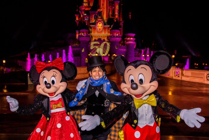 Wibi Soerjardi vierde maandag zijn verjaardag geheel in stijl. De Disney-fan bouwde samen met familie, vrienden en fans in Disneyland Parijs een feestje.