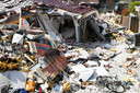 De achterkant van het ontplofte huis in Oldenzaal, waaruit het STH-team na twee uur de man des huizes bevrijdde.
