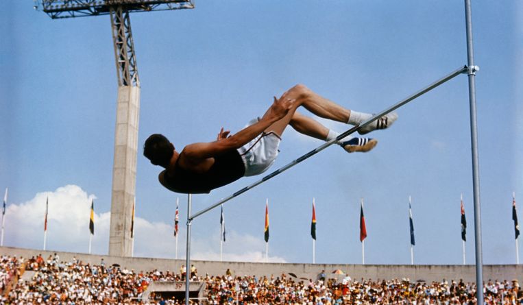 Amerikaanse hoogspringer Dick Fosbury tijdens de Olympische Spelen van 1968 in Mexico. Met deze sprong introduceerde hij zijn springtechniek, die later bekend kwam te staan als de 'fosburyflop'. Beeld Bettmann Archive