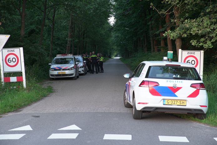 Een uitgebreide zoekactie naar een vermiste man in het bosgebied bij Deventer
