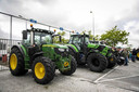Een groep Noord-Hollandse boeren blokkeerde eerder op zondag met 30 tot 35 landbouwvoertuigen de toegangspoort van het distributiecentrum van Albert Heijn.