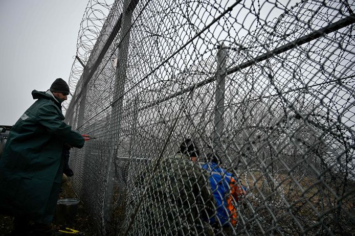 Mannen repareren een hek aan de Turks-Bulgaarse grens. (13/01/2023)