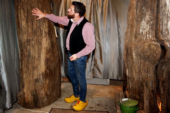 Huub Quirijnen bij de twee holle helften van de boomstamwaterput uit de 9de eeuw in het Gils Museum.