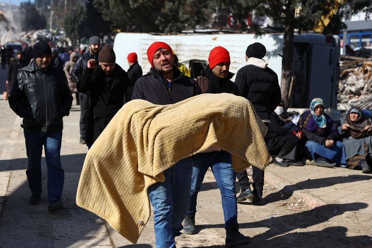 In de Turkse stad Kahramanmaras moesten inwoners aanvankelijk zelf hun medeburgers onder het puin vandaan redden. Beeld Reuters