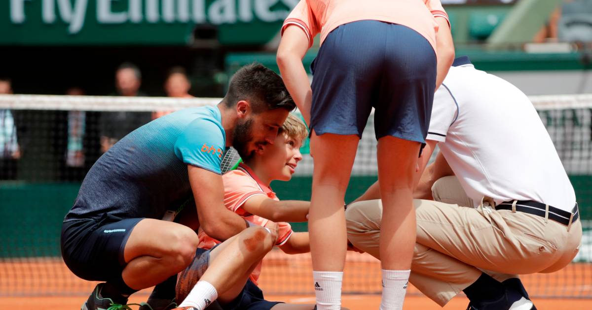 Harde botsing tussen Dzumhur en ballenjongen.