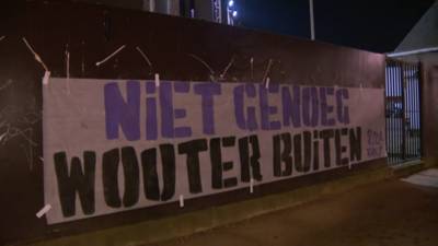KIJK. “Niet genoeg, Wouter buiten”: Anderlecht-fans hebben met spandoek duidelijke boodschap voor Vandenhaute