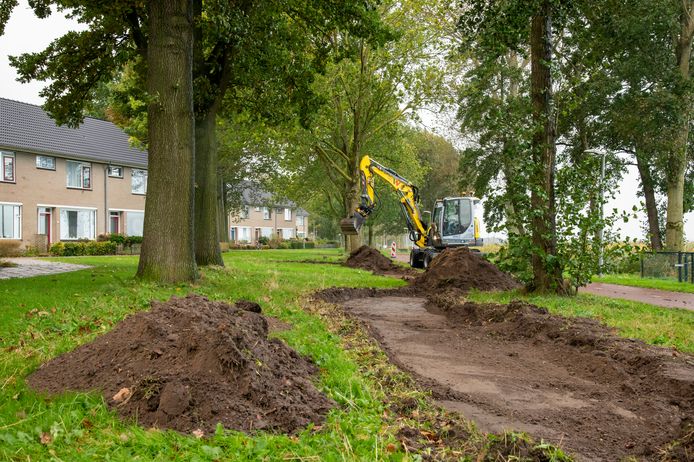 Het informele wandelpad wordt hier aangelegd tussen het fietspad langs het water en het tegelpad langs de woningen.
