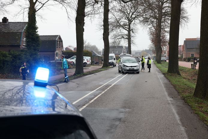 Het meisje zou bij het oversteken door de auto zijn aangereden