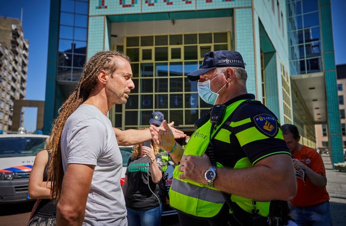 Ruit ingegooid bij dansschool van Viruswaarheid-voorman ...