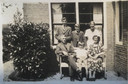 De familie Reinen bij het huis aan de Vijverlaan 79  in Arnhem. Willem Reinen zit tussen zijn ouders.