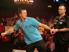 Wereldkampioen darts geniet van vijfde klasse: ‘Moeilijk om van prijzengeld je rekeningen te betalen’