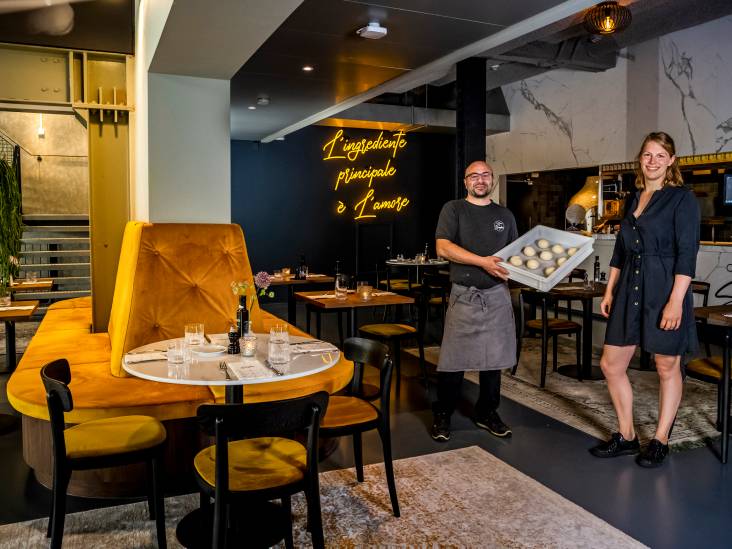 We mogen weer! Zielsgelukkig op het terras van Trattoria Sophia, met een koud wijntje en uitgelaten bediening 