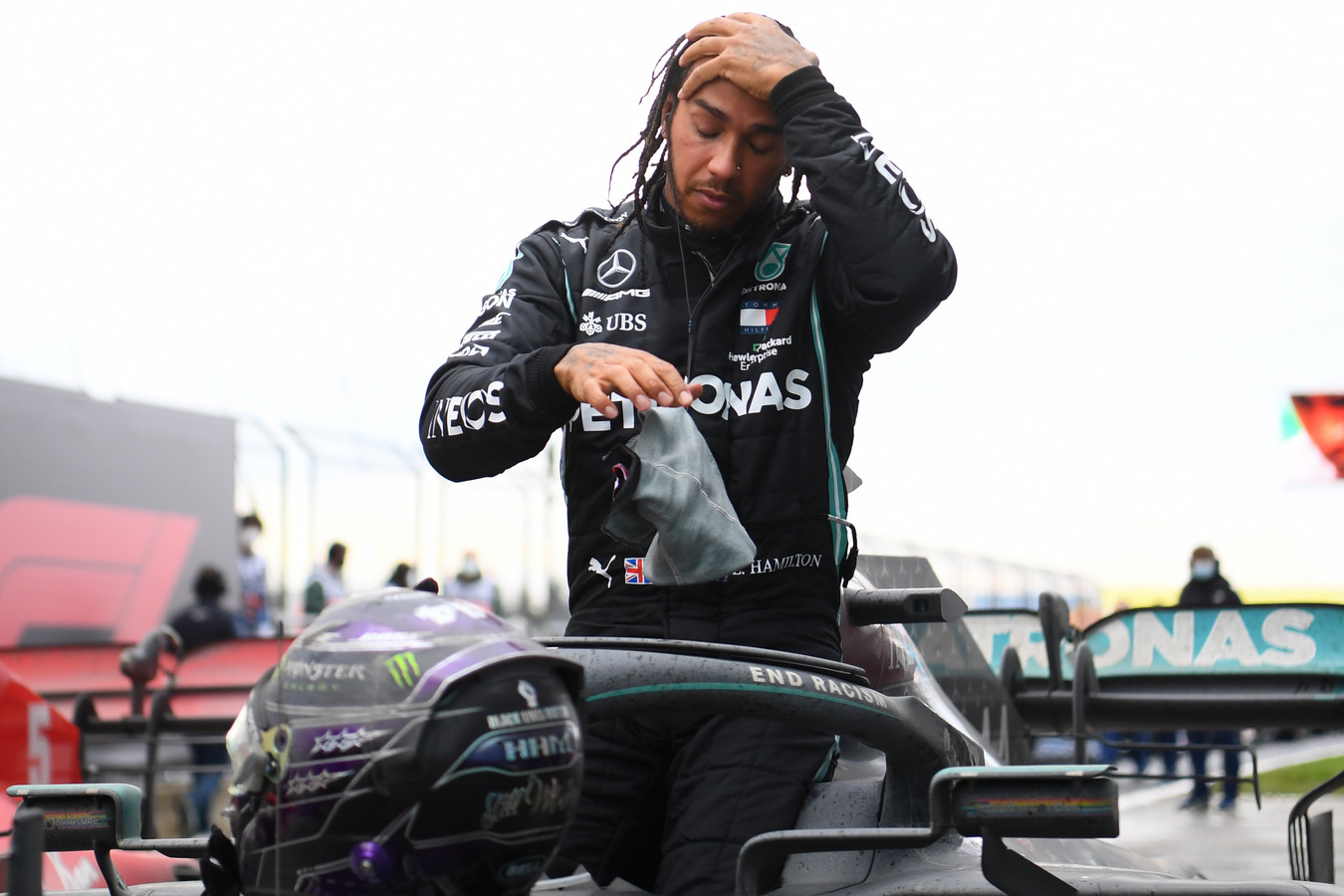 Lewis Hamilton wordt overmand door emoties nadat hij uit de auto stapt na het behalen van zijn zevende wereldtitel.