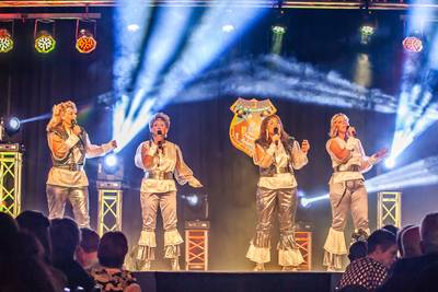 Lachen om toiletdames en Veerloze Hoogheden Combinatie op gala van Nettelkörnkes in Deurningen