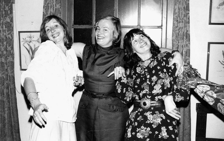 Hella Haasse met haar dochters Marijn (links) en Ellen, 1973. Beeld Collectie Literatuurmuseum