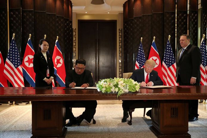 De leiders ondertekenen allebei een verklaring die de start van het vredesproces inluidt.