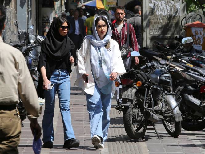 Iraanse vrouwen zonder hoofddoek ontvangen waarschuwings-sms van politie