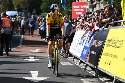 Van Aert loodst Kooij naar de zege in openingsrit Tour of Britain en wordt zelf tweede