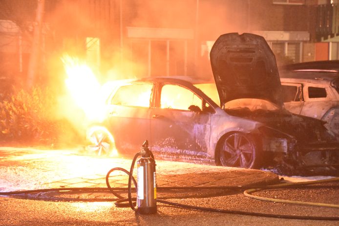 De brandweer wist te voorkomen dat een derde auto afbrandde.