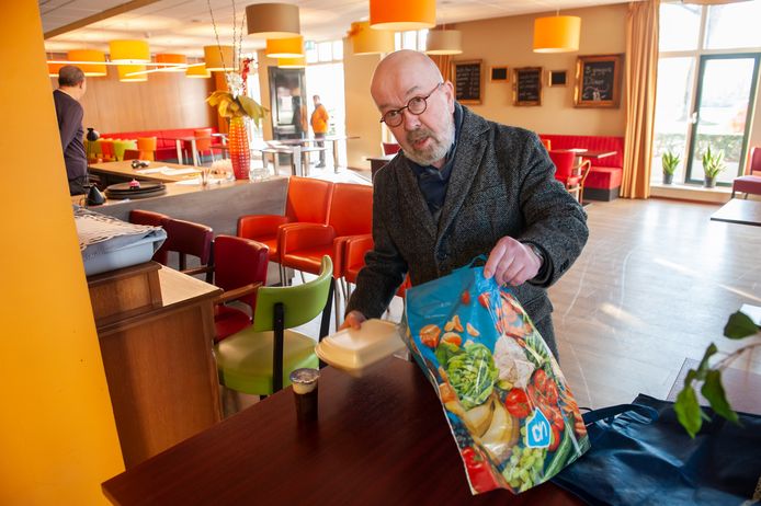 Pastor Bertus Bus, al twee jaar vaste gast bij het Eetpunt in De Grote Aak,  maakt nu gebruik van de afhaalmaaltijden van het Eetpunt.