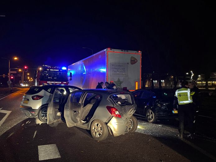 Bij een ongeluk op de N65 in Helvoirt zijn vier auto's en een vrachtwagen betrokken.