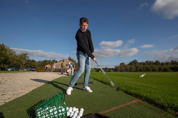 Guido Oomkens kan op de Openbare Golfclub Dronten met alle ruimte zijn sport beoefenen.