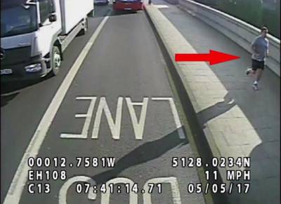 Hardloper duwt vrouw voor bus