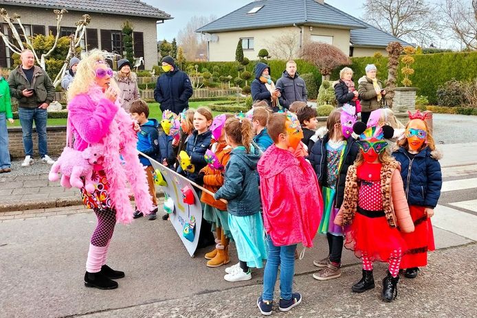 De kinderen van basisschool De Zonnevlier uit Vlierzele trokken voor hun kindercarnavalsstoet 'de wereld rond'.