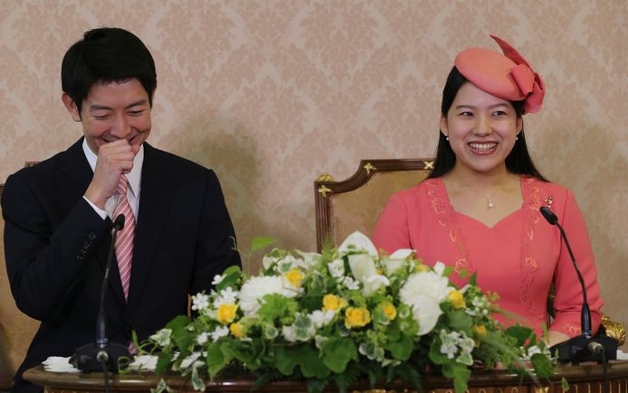 De Japanse prinses Ayako is door haar huwelijk met Kei Moriya (links op de foto) vanaf maandag geen lid meer van het keizershuis.