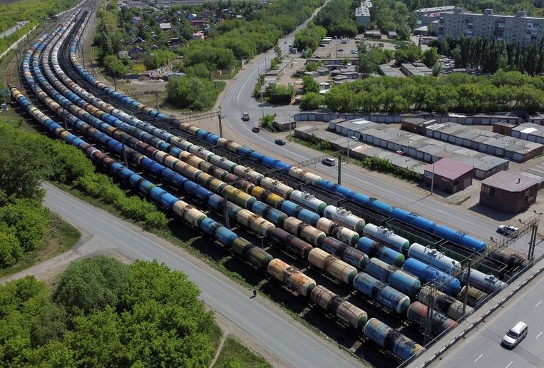 Een luchtfoto toont olietankwagens en goederenwagons in Omsk, Rusland. Beeld Reuters