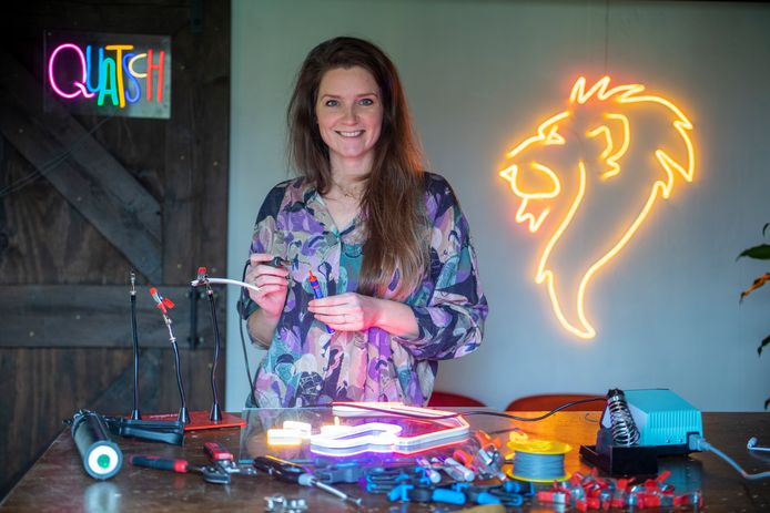 Kelly van Rossum maakt in de werkstudio van haar Oplichterspraktijk neon-ledverlichting. Ze besteedt er al haar vrije tijd aan.