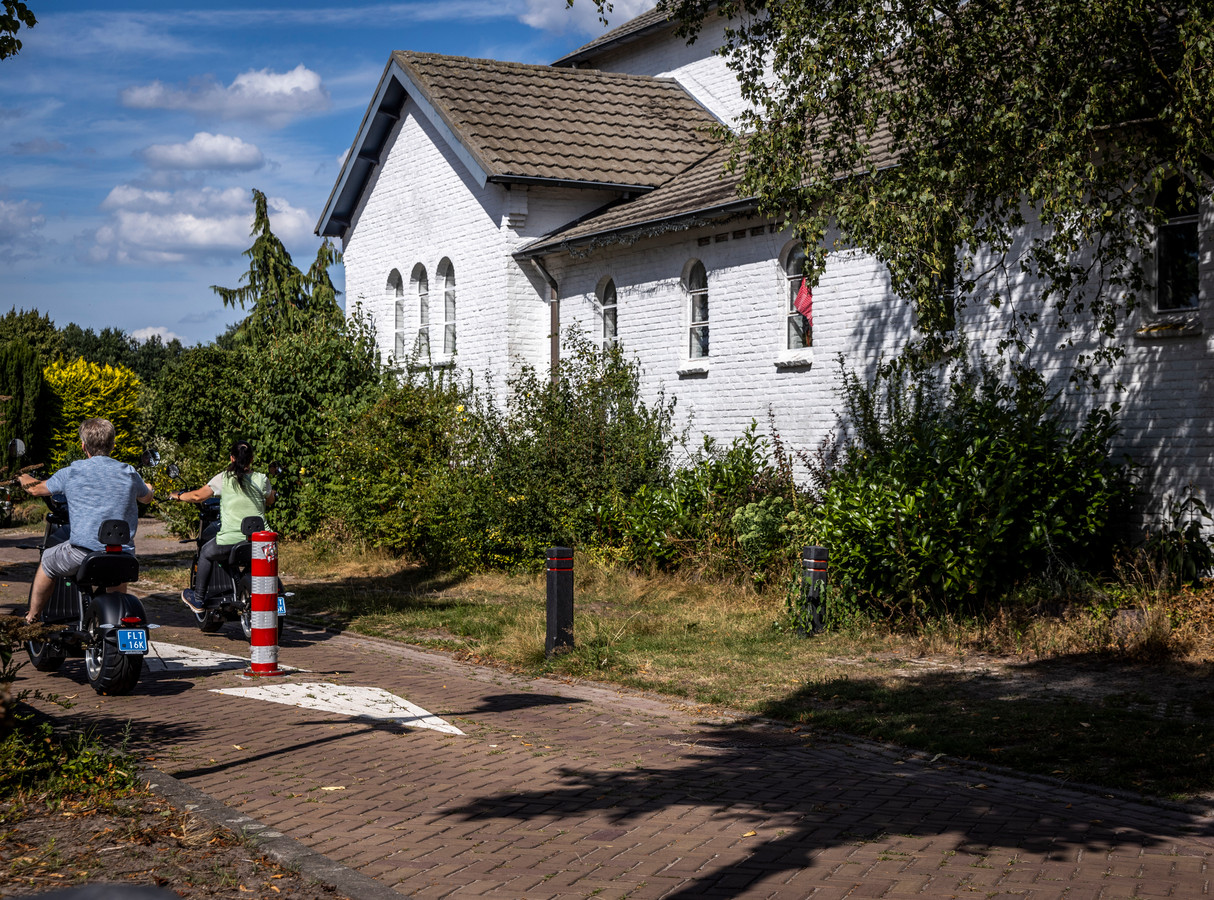 Bij B & B Ons Witte Kerkje aan de Kloosterstraat in Ommel staat een paaltje in de weg.
