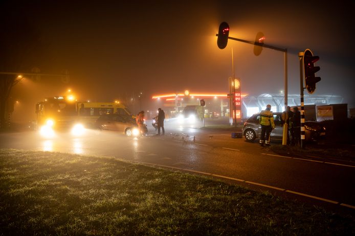 Bij een botsing tussen twee auto's raakte een persoon gewond in Roosendaal.