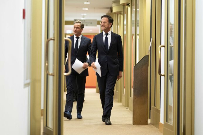 Premier Mark Rutte en minister Hugo de Jonge op weg naar de persconferentie.