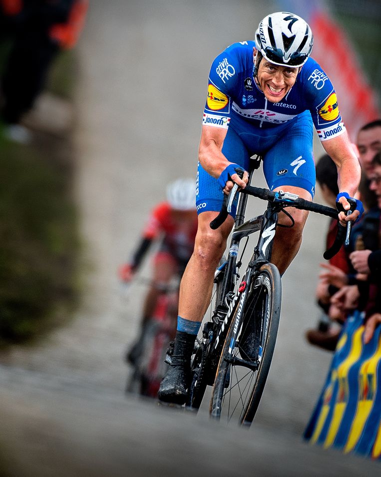Niki Terpstra is in 2018 aan een indrukwekkende solo bezig en beklimt de Paterberg de laatste berg voor de finish van de Ronde van Vlaanderen.  Beeld Klaas Jan van der Weij / de Volkskrant