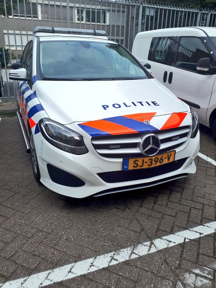 De nieuwe snelle patrouillewagen, achter het bureau in Enschede