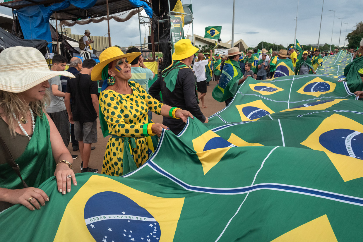 Aanhangers van Jair Bolsonaro bij de legerkazerne in Brasilia. Beeld Nicola Zolin