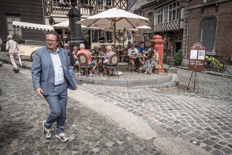 Coucke kan geen stap zetten of hij wordt aangesproken. 
