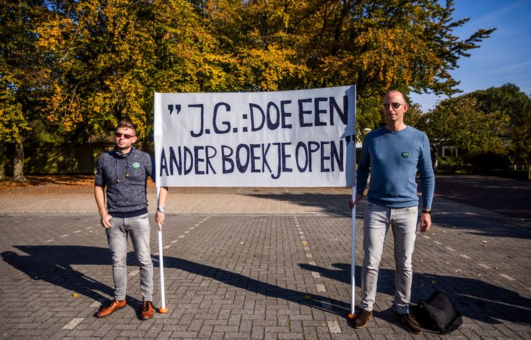Een vreedzaam protest van Stichting Reclaimed Voices in Emmen tegen de Jehova’s Getuigen. Beeld Freek van den Bergh / de Volkskrant